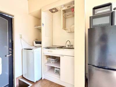 洗濯機、冷蔵庫、レンジ、トースターついてます。