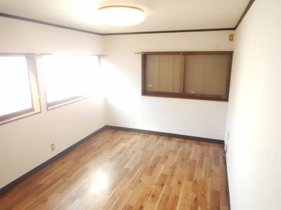 洋室床張替えています。