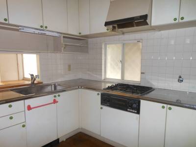 L字型の広々システムキッチンです。