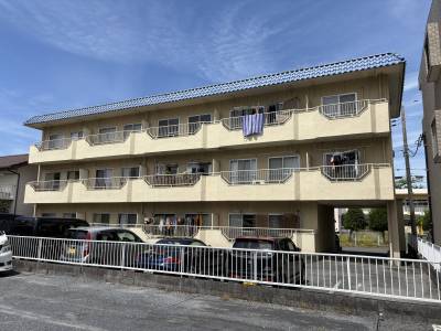 青い屋根が目印です