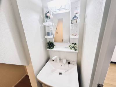コスメや小物をスッキリ収納。大きな洗面器で髪も洗えちゃいます