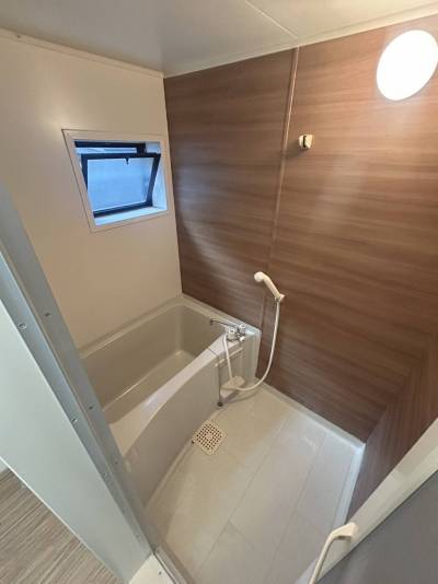 独立したお風呂です。脱衣室もあります