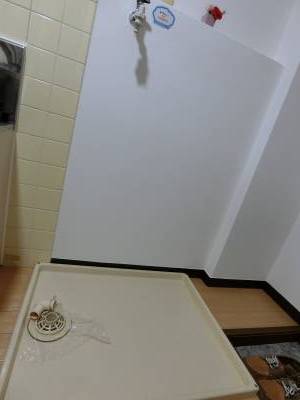 屋内洗濯機置き場で，いつでも洗濯ができます。