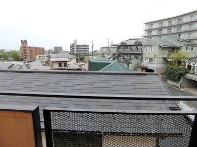 心地よい南風が吹き抜け，テラスからの眺めは最高です。