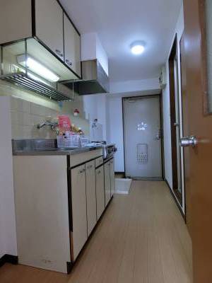 明るいキッチンで動線も確保されています。