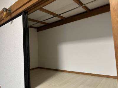 各部屋の押入れは洋服掛けられます！！
