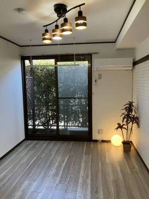 清潔感にあふれるお部屋。
室内物干しポールがあります