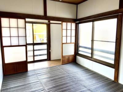 畳六畳の部屋
床の間と廊下あり　日当たり良好