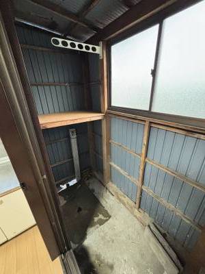 洗濯機置き場は半屋内。洗ってすぐ屋内干し出来ます