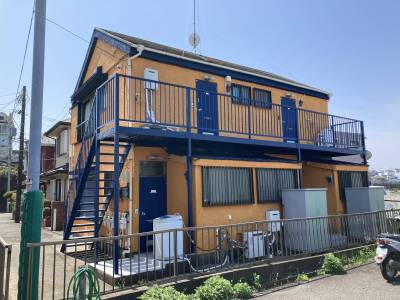 オレンジ色の目立つ外観です