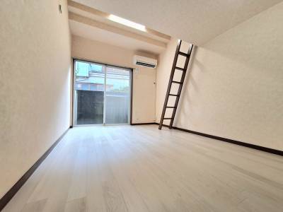 玄関から見た部屋、陽当たり良好