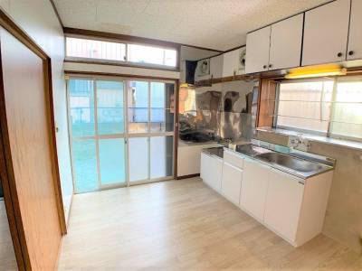 キッチン、換気扇、床、壁すべて新品です。