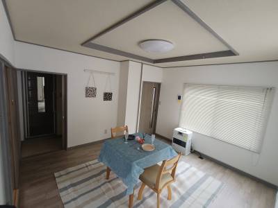 白を基調とした清潔感あふれるリビングダイニング