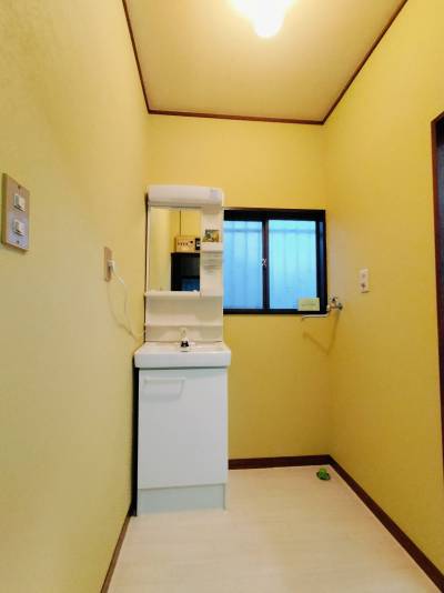 洗面台の隣に洗濯機スペースもあり、使い勝手◎