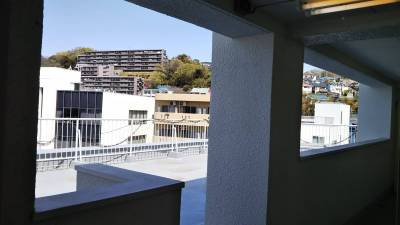 外廊下は解放感ある屋上に面しています