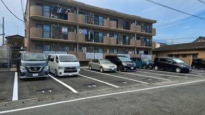 駐車場は敷地内♪2台で3300円です♪