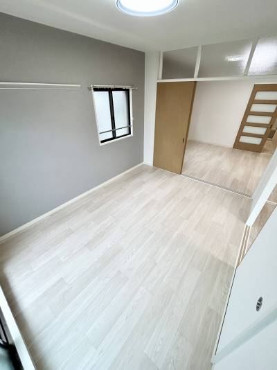 洋室にはアクセントクロス♪壁も床も張り替え済♪