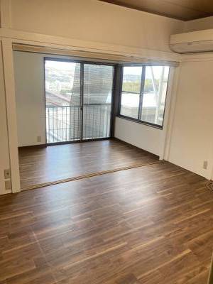 １F洋室と3帖洋間。仕切りはロールスクリーン