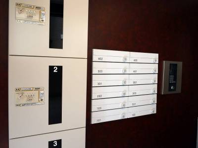 エントランスにメールBOX、宅配BOX設置