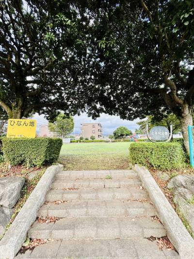 目の前は広々とした公園♪お子様にも安全に遊んで頂けます♪