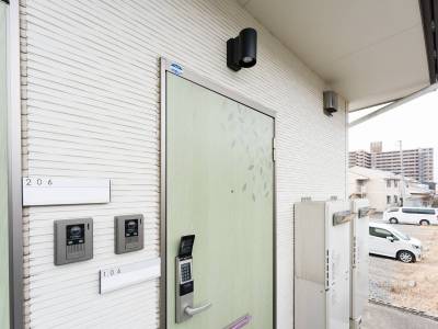 安全な電子キー　玄関ライトアップ　防犯カメラあり