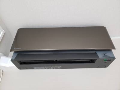ネット対応ダイキンリソラはグレイッシュブラウンメタリック