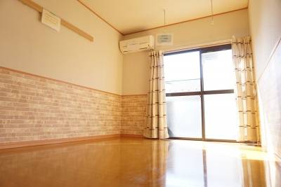 明るいリビング、洋室