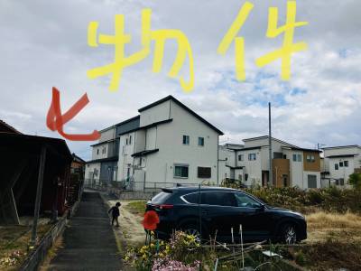 家の前は空き地です。
家の周りは住宅が多く、住みやすいです。