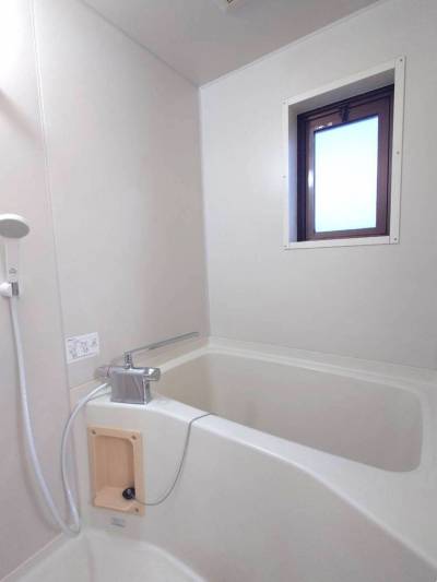 バスルーム：窓付で明るく、換気もできます