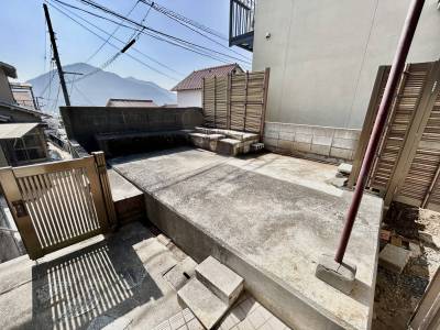 南向きの日当たり良い庭でガーデニングできます！