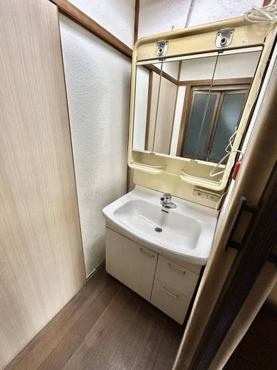 独立洗面台のため洗面道具を収納できます。