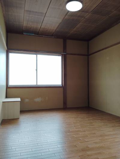 南側2階洋室7.5帖です。床はクッションフロア貼です。