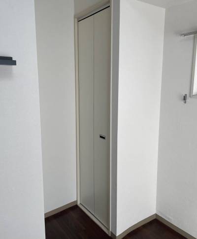 クローゼットの中もクロスが貼ってあります。