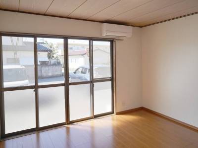 南側リビングはリフォーム済み。