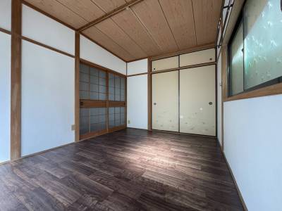 日当たり良好な1F北東側の洋室は収納もあるので使い勝手抜群！