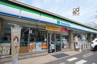 道路反対側のコンビニ（徒歩１分）