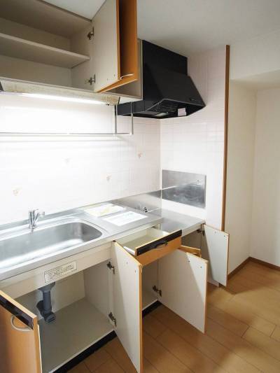 使い勝手のよい位置のキッチン。LDに持ち運びやすいです。