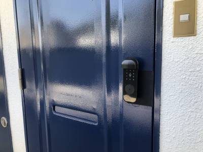 玄関の鍵は電子ロック式で、オートロックです。