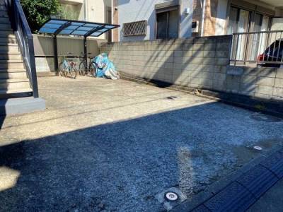 敷地内外に平坦駐車場あり！愛車をお持ちでも心配ご無用です。