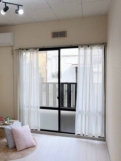 前面道路あり！道を挟んだ向かいの家とも距離が取れ開放的な空間