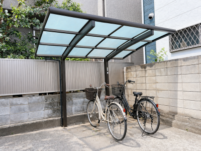 屋根付きは嬉しい！生活の足となる自転車を安全に保管できます。