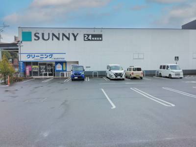 24時間営業です。クリーニング店も併設されています。