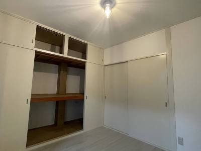 手前の部屋はダウンライトで仕上げてます♪収納も広々！