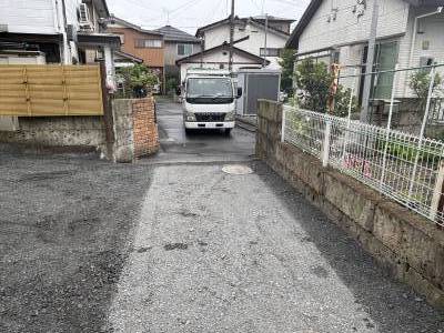 車の出入りはこちら　一癖あります