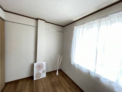 ２面採光の明るい部屋です。
レースのカーテン付