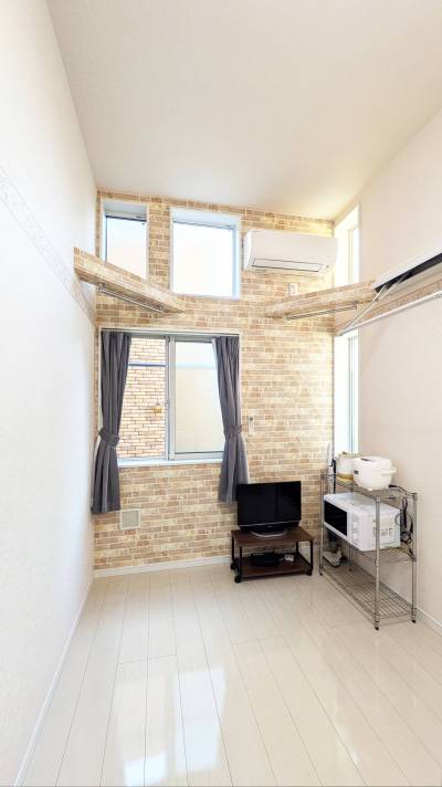 高い天井だからこその開放感！光がたっぷり入ってきます．