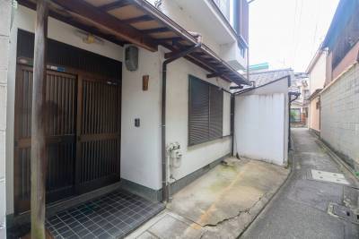 玄関　奥が志賀越道