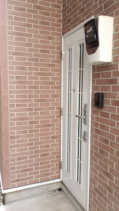 玄関、角部屋です。