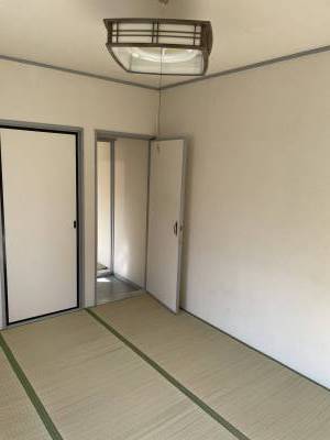 別角度からの写真。シンプルでこちらもくつろぎ易いお部屋です。