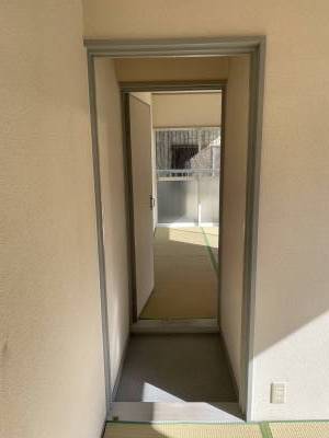 奥、手前の部屋間通路です。